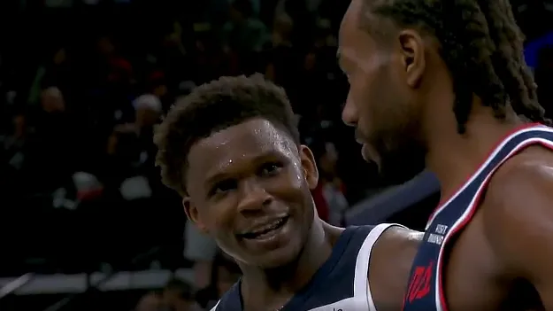 开云-战神卡！伦纳德单节三分3中3拿到11分，目前16中13砍下39分